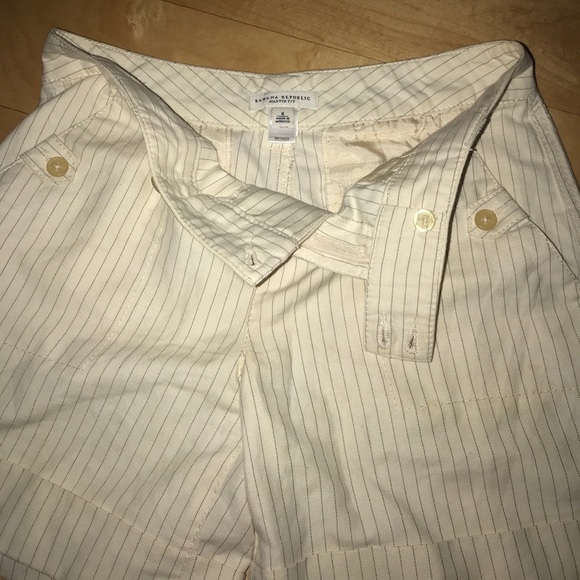Banana Republic pinstripes shorts. Size 6 - Picture 3 of 4